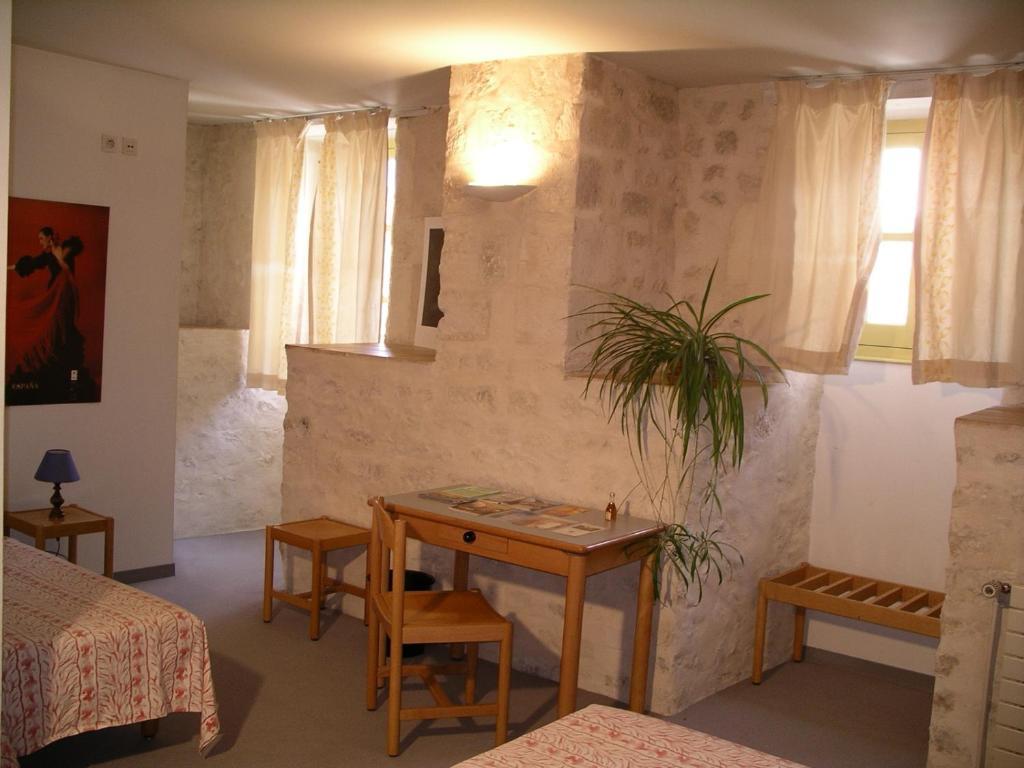 Abbaye Royale Hotel Saint-Jean-dʼAngély Habitación foto