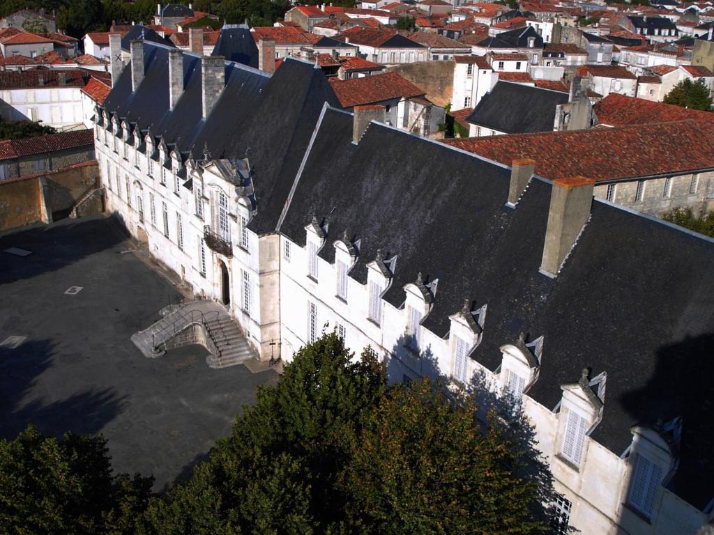 Abbaye Royale Hotel Saint-Jean-dʼAngély Exterior foto