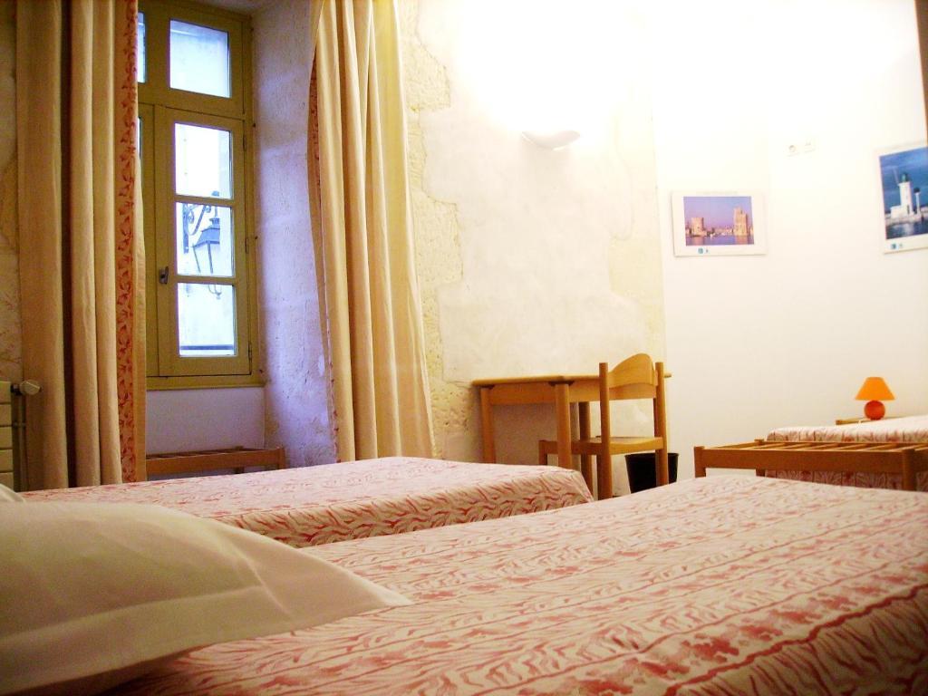 Abbaye Royale Hotel Saint-Jean-dʼAngély Habitación foto