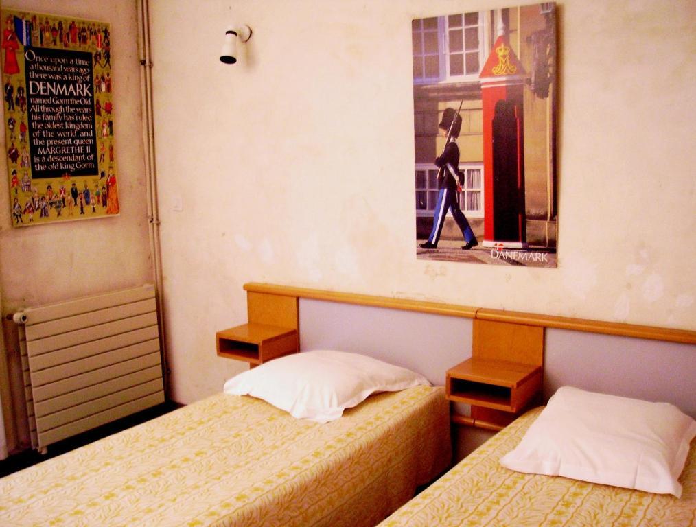 Abbaye Royale Hotel Saint-Jean-dʼAngély Habitación foto