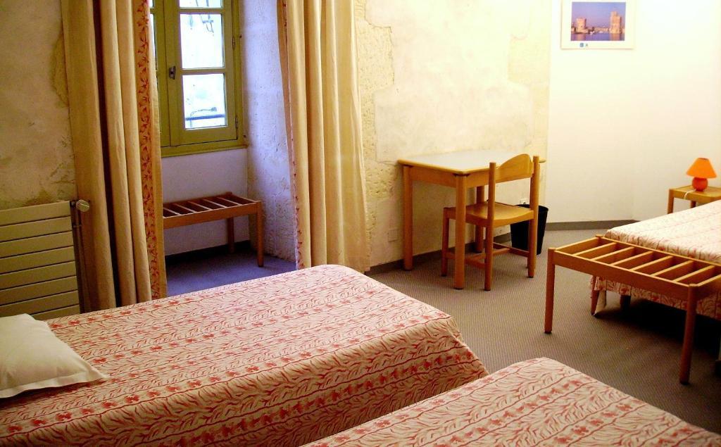 Abbaye Royale Hotel Saint-Jean-dʼAngély Habitación foto