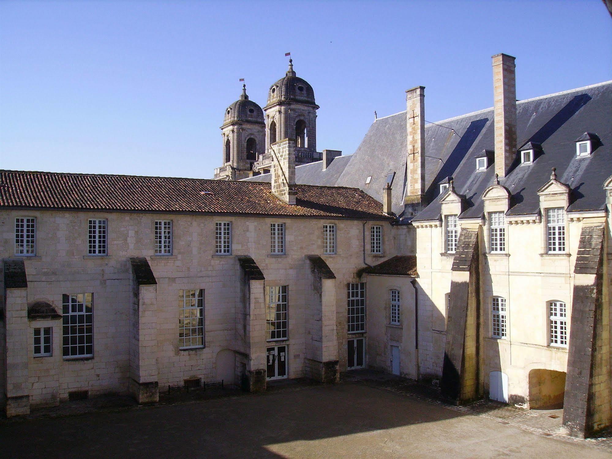 Abbaye Royale Hotel Saint-Jean-dʼAngély Exterior foto