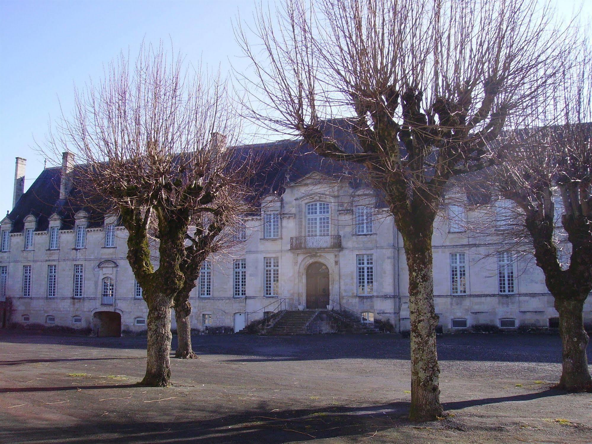 Abbaye Royale Hotel Saint-Jean-dʼAngély Exterior foto