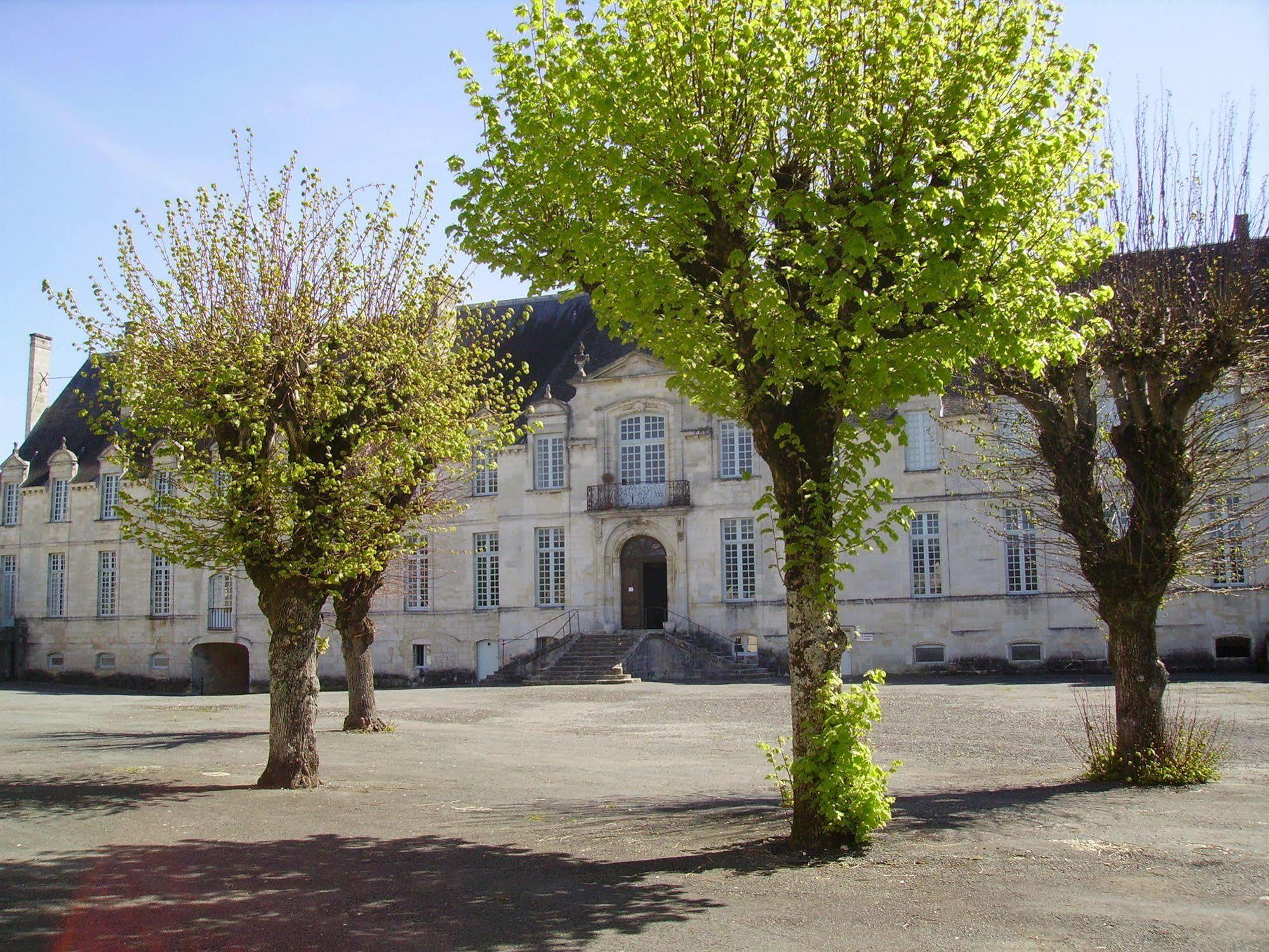 Abbaye Royale Hotel Saint-Jean-dʼAngély Exterior foto