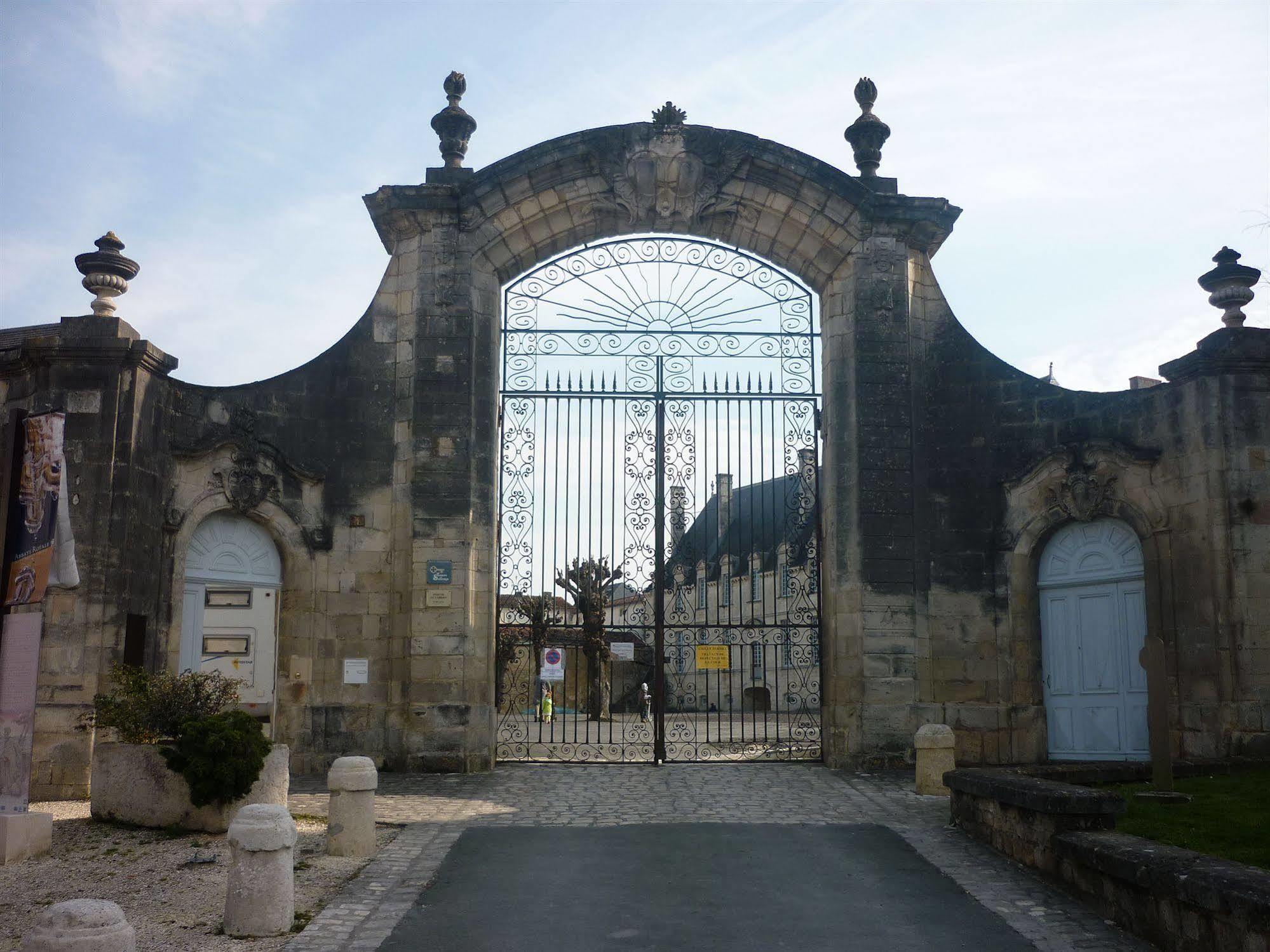 Abbaye Royale Hotel Saint-Jean-dʼAngély Exterior foto